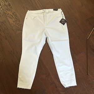 NWT Ava & Viv white mid rise skinny jean! Size 18w; no gap waistband; raw hem